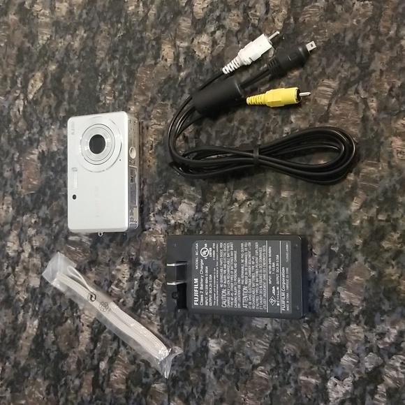 Fujifilm FinePix J10 Digital Camera - Picture 3 of 15